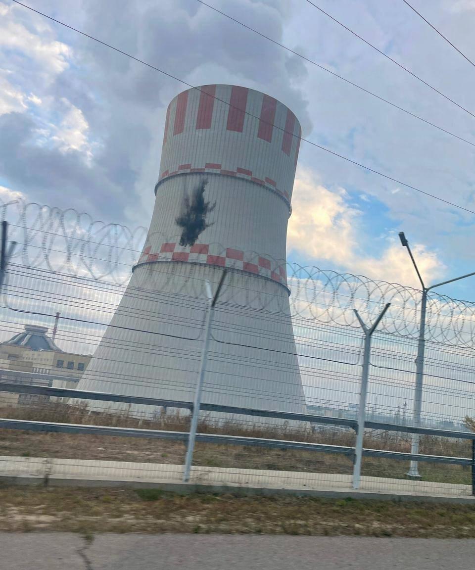 乌军无人机袭击了俄罗斯新沃罗涅日核电站，击中6号机组的冷却塔，不过没有造成什么破