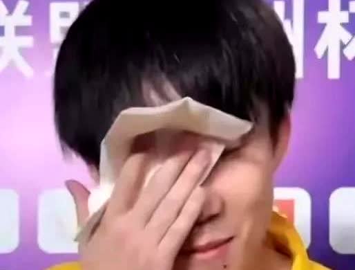 牛牛：我等不起，先订婚了！  
 
大头：呜呜呜呜呜呜呜～  
 
牛牛