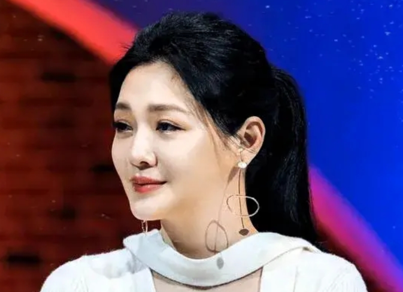 大S去世了，但她的身后事却乱成一团。主要问题是钱。
S妈说没钱办后事，其实是在等