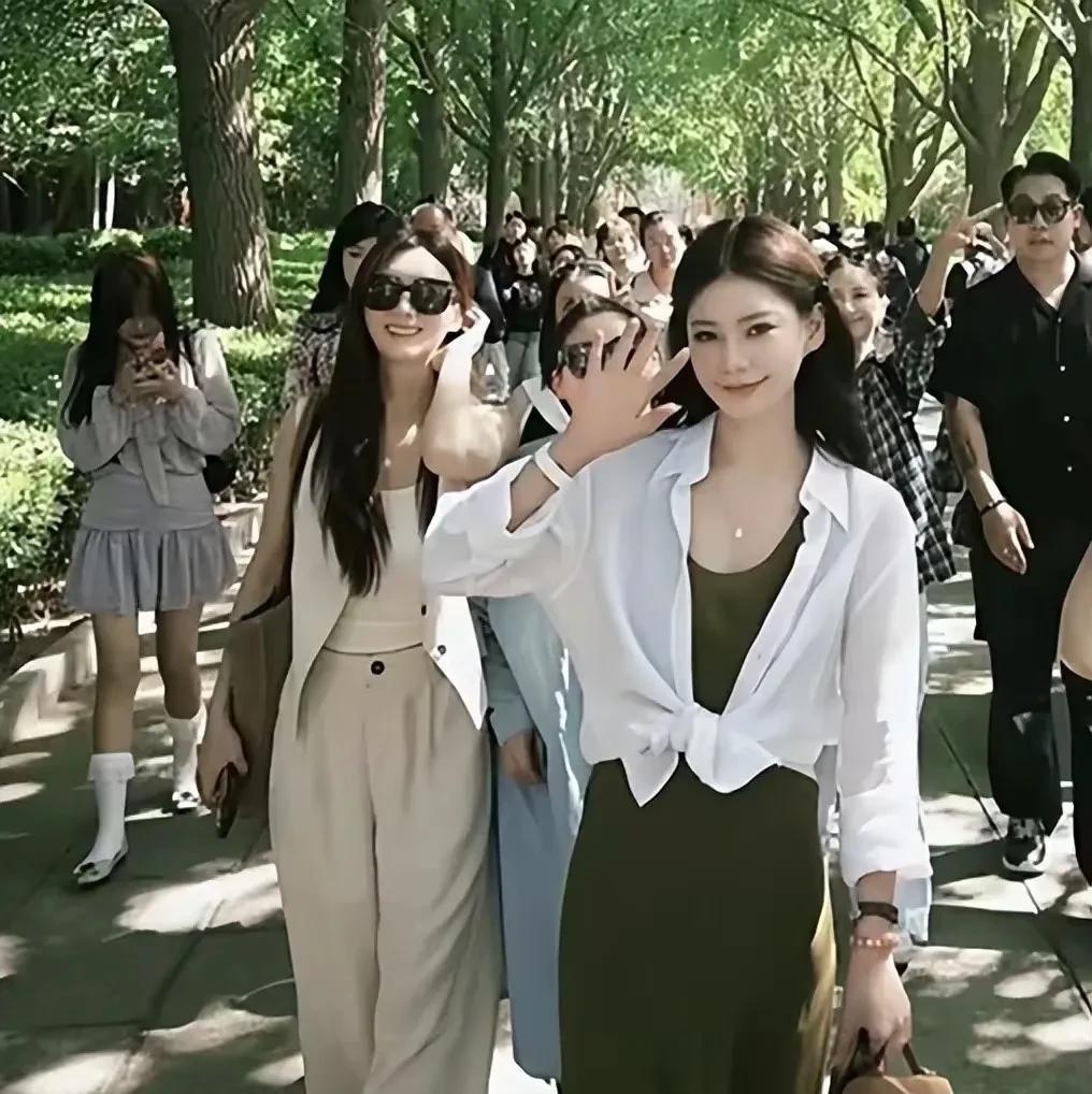 马筱梅新婚第二天，带台湾的闺蜜们逛雍和宫，她穿着军绿色的裙子和白衬衫显得腰身比例