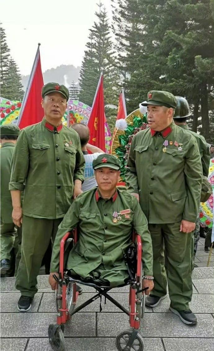 2019年4月28日，云南麻栗坡烈士陵园。老兵吴华望着一排排墓碑，声音沙哑：“我