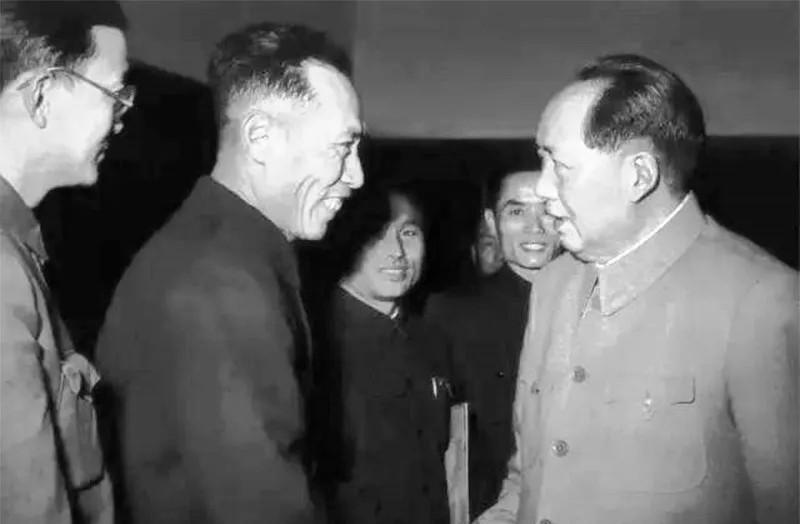1950年9月30日毛主席在北京饭店与沈阳第五机器厂的工人马恒昌。[心][祈祷]