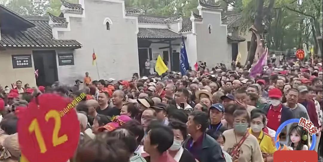 这是参观毛主席韶山故居的人们，人真是多啊！正是大家对毛主席的热爱之情。
    