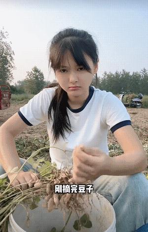 丫头！我去[偷笑]谁都不要跟我争！[赞][大笑][玫瑰]