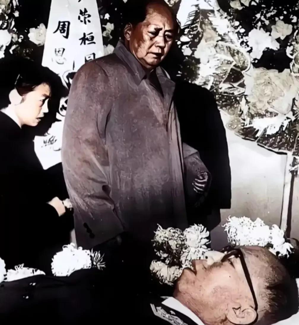 1963年12月16日，罗荣桓元帅不幸逝世。毛主席前来祭奠，送别老战友最后一程！