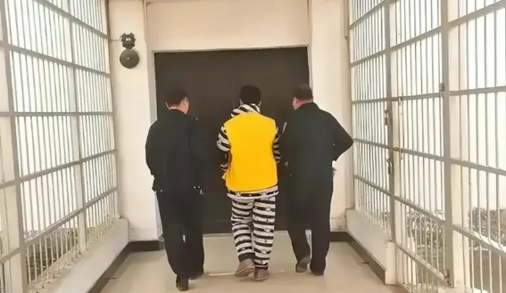 看守所里最不好惹的就是那些抽大烟的了，他们也是最让管教和监室值班员头疼的了，因为