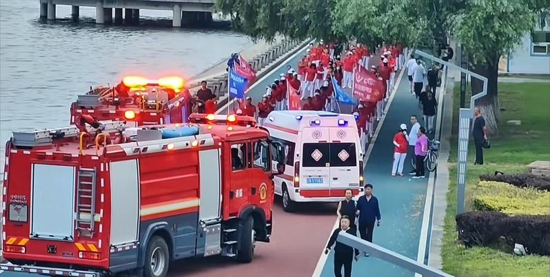 朝阳暴走团团长发声：不要妖魔化我们！
这个女团长说：我们只是让救援车在路边排好，