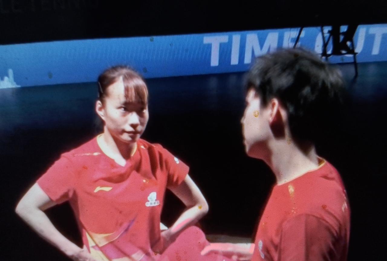 惊险五局大战，黄石组合3：2，击败飞天组合，夺得混双冠军。
#万能生活指南# 