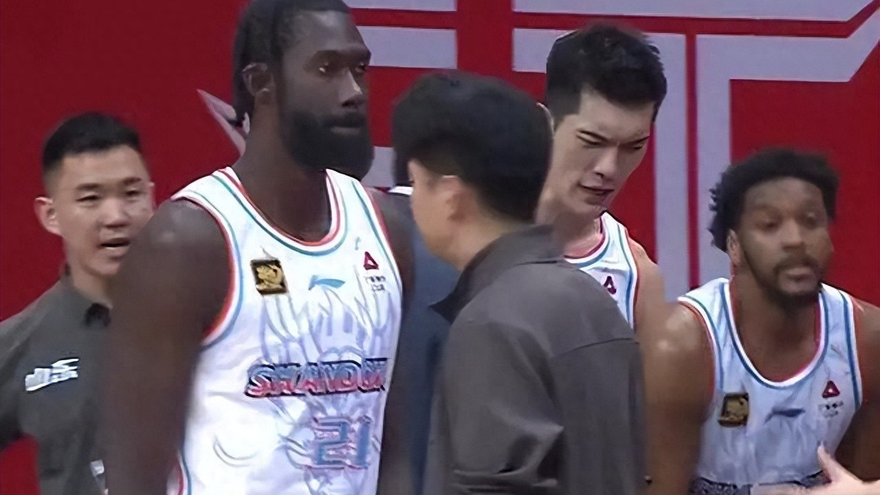 鲍威尔正式归位，邱彪如果要成绩，山东高速男篮必须在内线做补强