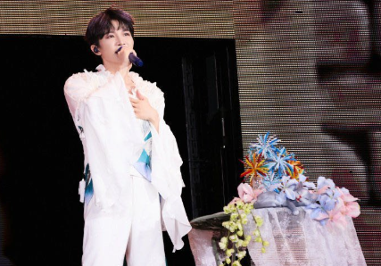 周深在香港舞台上把茶餐厅三件套玩出了新高度！丝袜奶茶的梗越品越有味道，菠萝包甜度