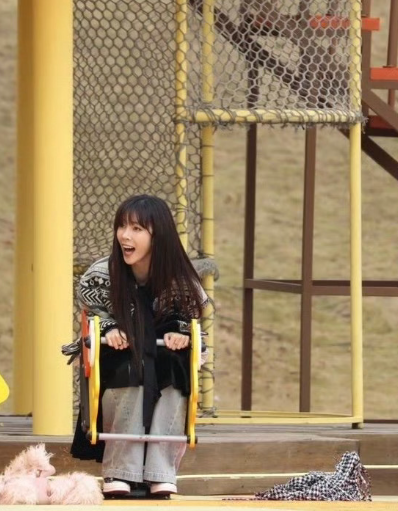 录制《周五晚高疯》时，魏大勋和宋妍霏一个向右、一个向左走，这是在打招呼还是作法呀