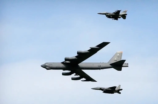  欺人太甚！朝鲜领导人刚结束与俄罗斯外长的会晤，美军的B-52H轰炸机就压到了三