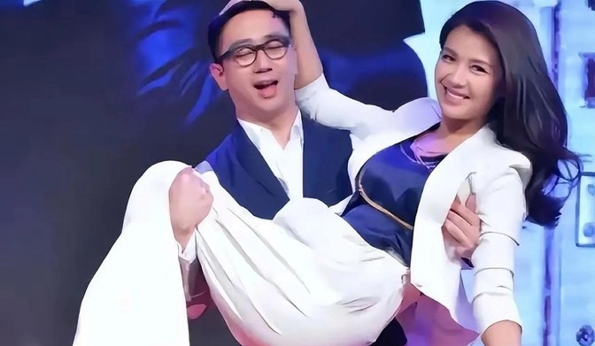 王自健抱刘涛显绅士风度











我的天哪，你们看到王自健抱刘涛那一