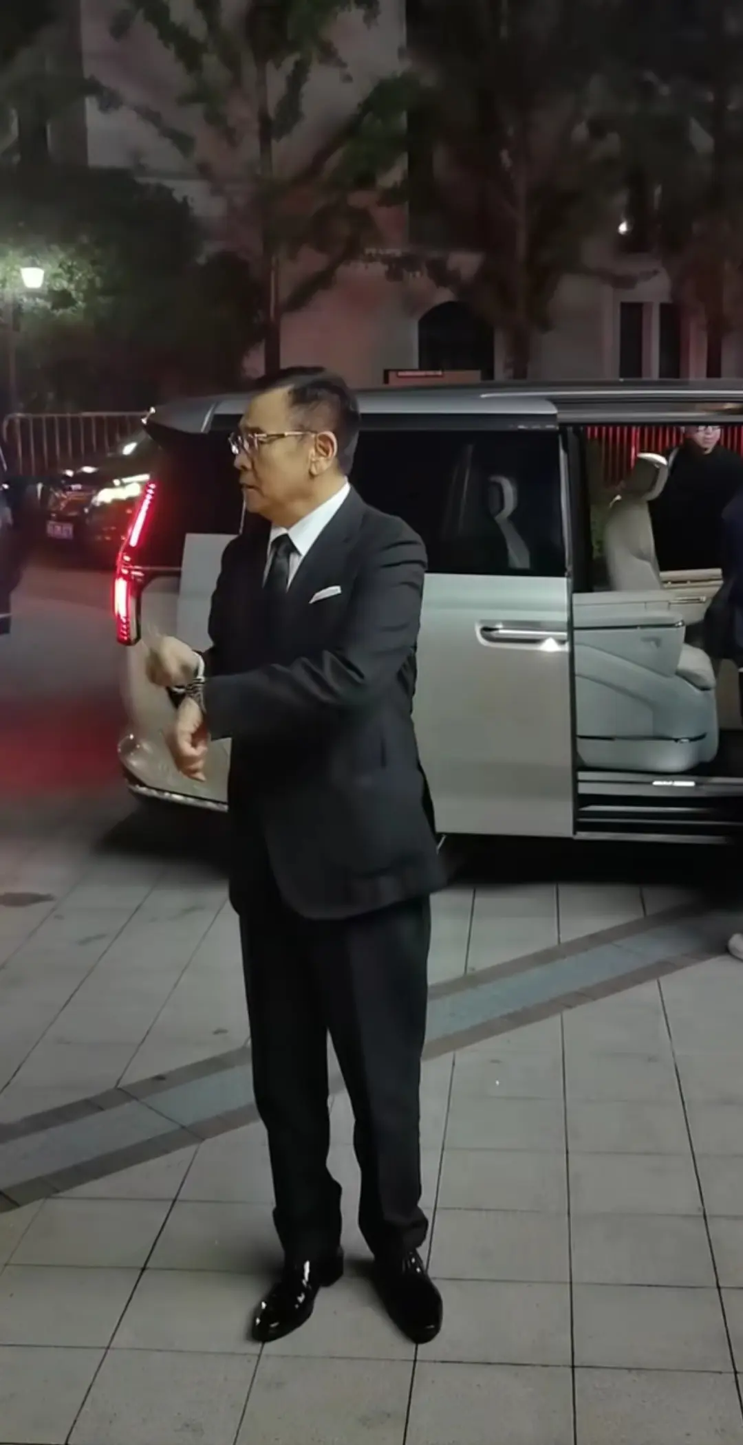 这位是谁，皮鞋擦得太亮了。
