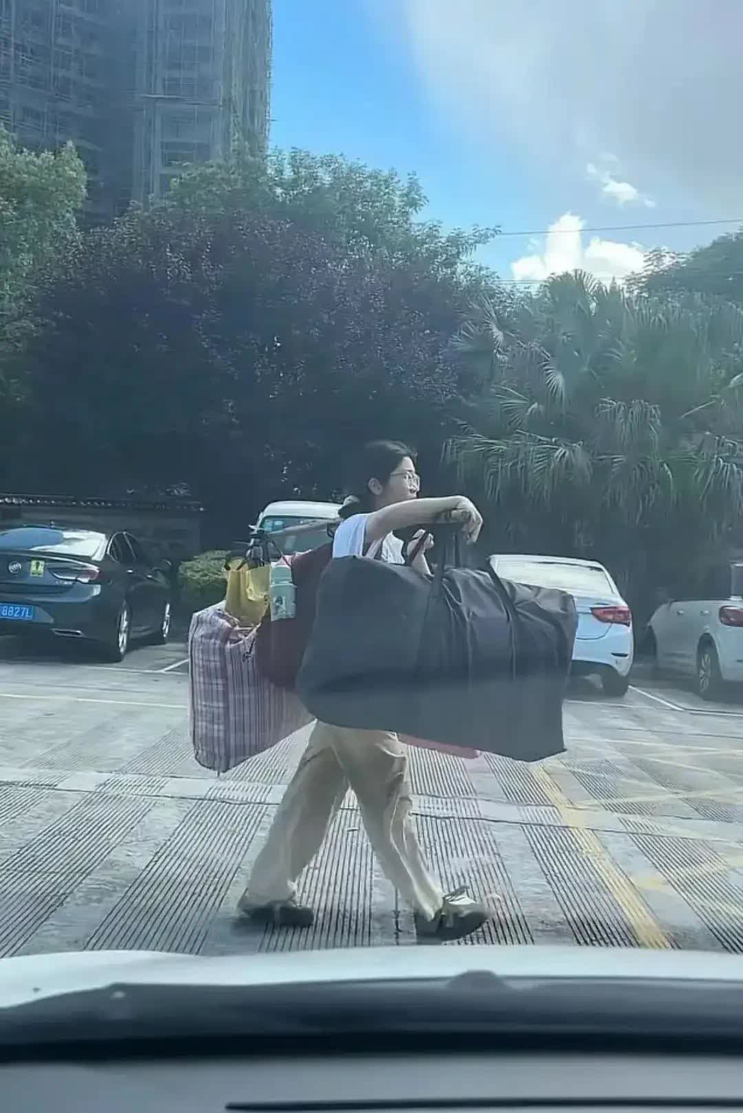 这如果是农村，或者是留守孩子。独自挑行李回家，那真的是太正常了。
从相关的消息