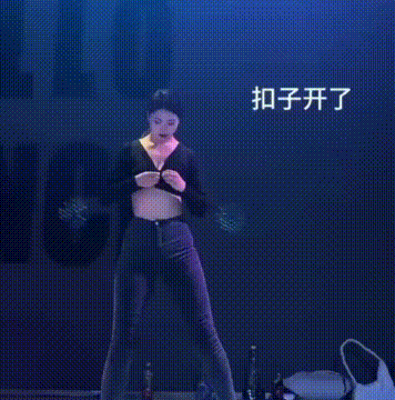 美女跳舞扣子崩开，下秒丝毫不慌乱，淡定跳完全程！