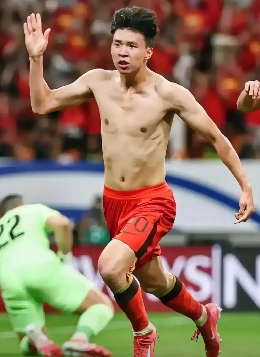 国足这身材。

欧美十几岁的少年咱就不比了，他们说“我们东亚人种天生的不行~”。