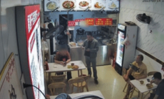 这位民警火上人民日报了！云南一民警休假时吃馄饨，顺手救人上了人民日报！网友：这碗