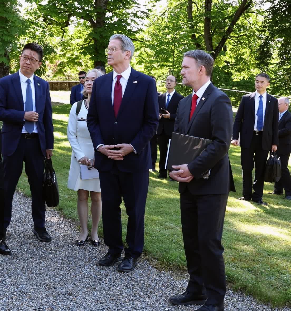 钟岚，这位国务院翻译，又出现在中美会谈现场了。
上次阿拉斯加会谈，她一头紫发，