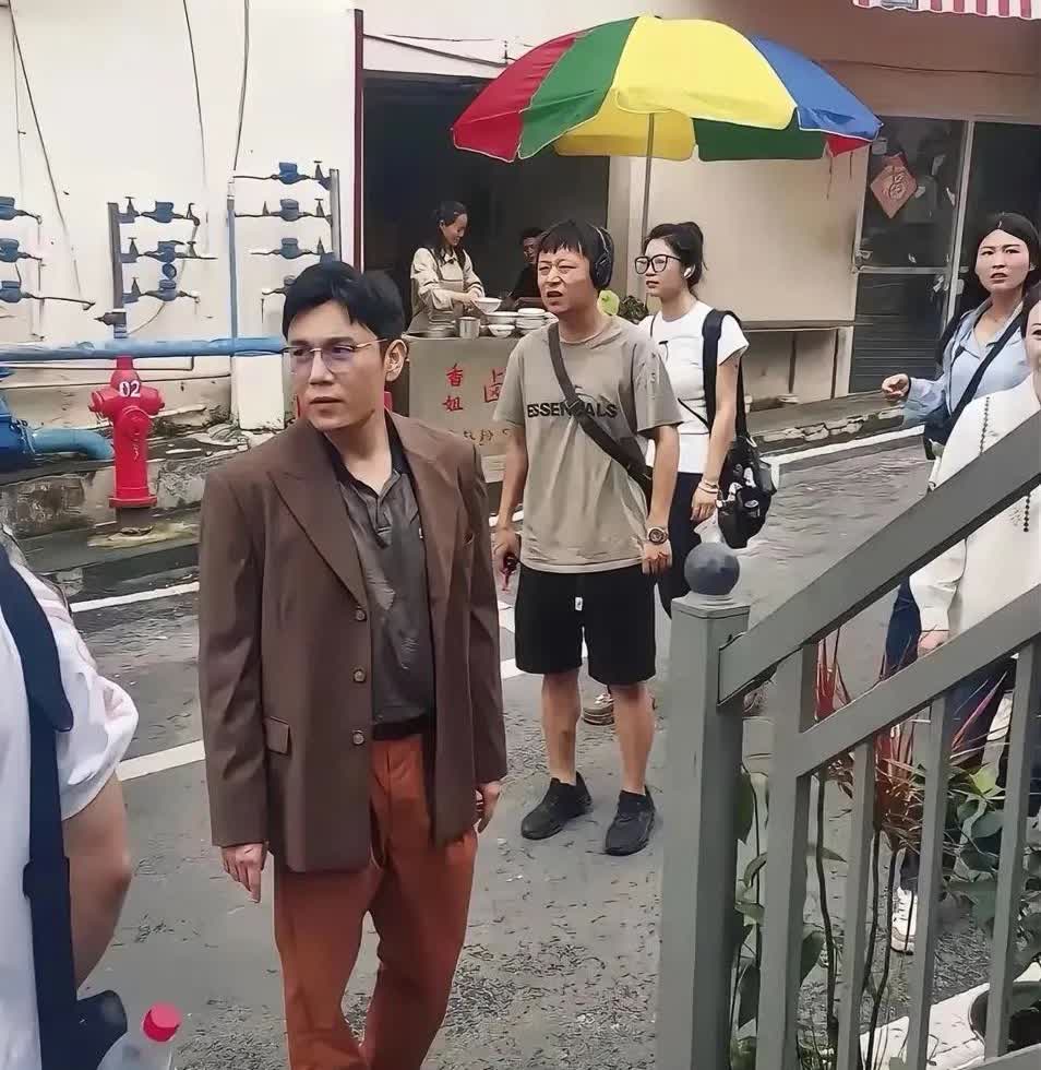 秦昊这张照片好有范！
人一旦出名，怎么看都是优点，没出名时，怎么看都是缺点。
