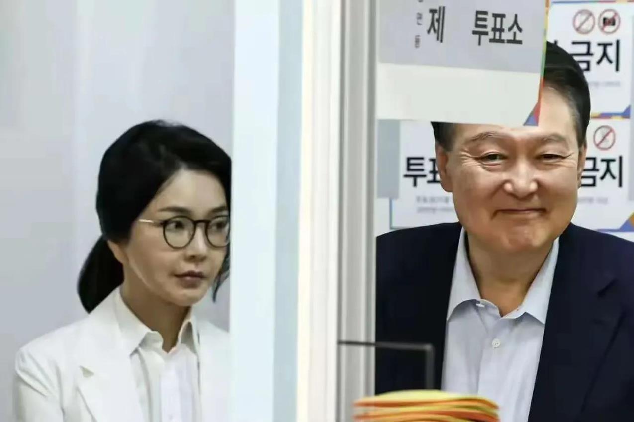 韩国总统尹锡悦打着健康这一牌子和司法人员进行相应地抗衡。司法工作人员一点办法都没