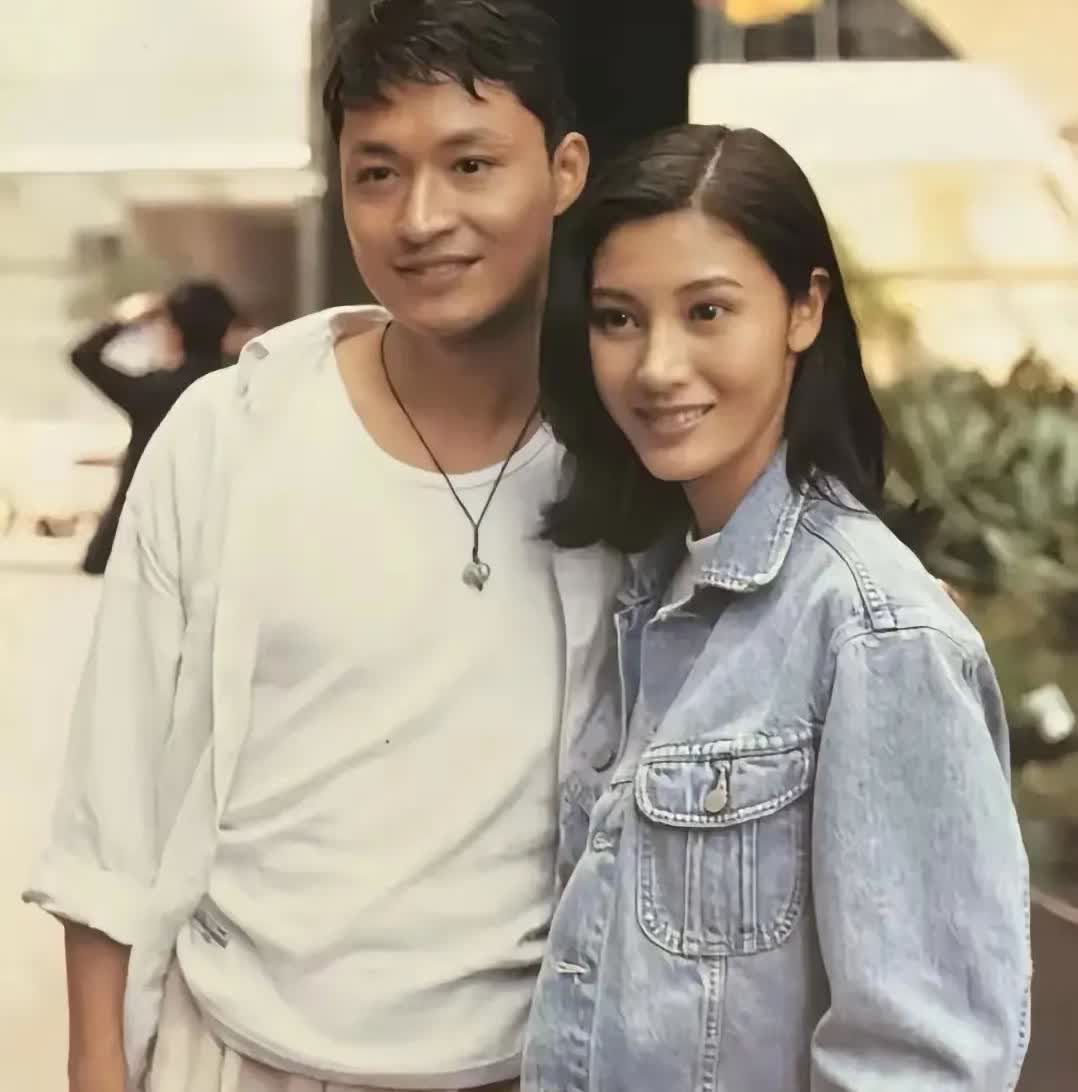 难怪李嘉欣当年爱惨了马景涛，不爱黎明是有原因的，那时的马景涛比黎明还帅，个子也更