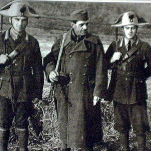 揭秘意大利宪兵的双角帽：从战场到礼服的传承