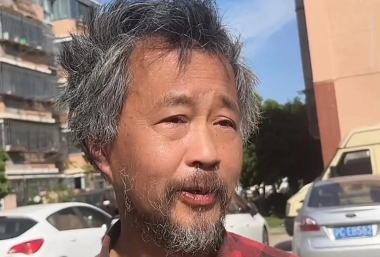 我觉得流浪大师沈巍即使是这样不修边幅也能看出来气质不凡，一种由内而外散发出来的气