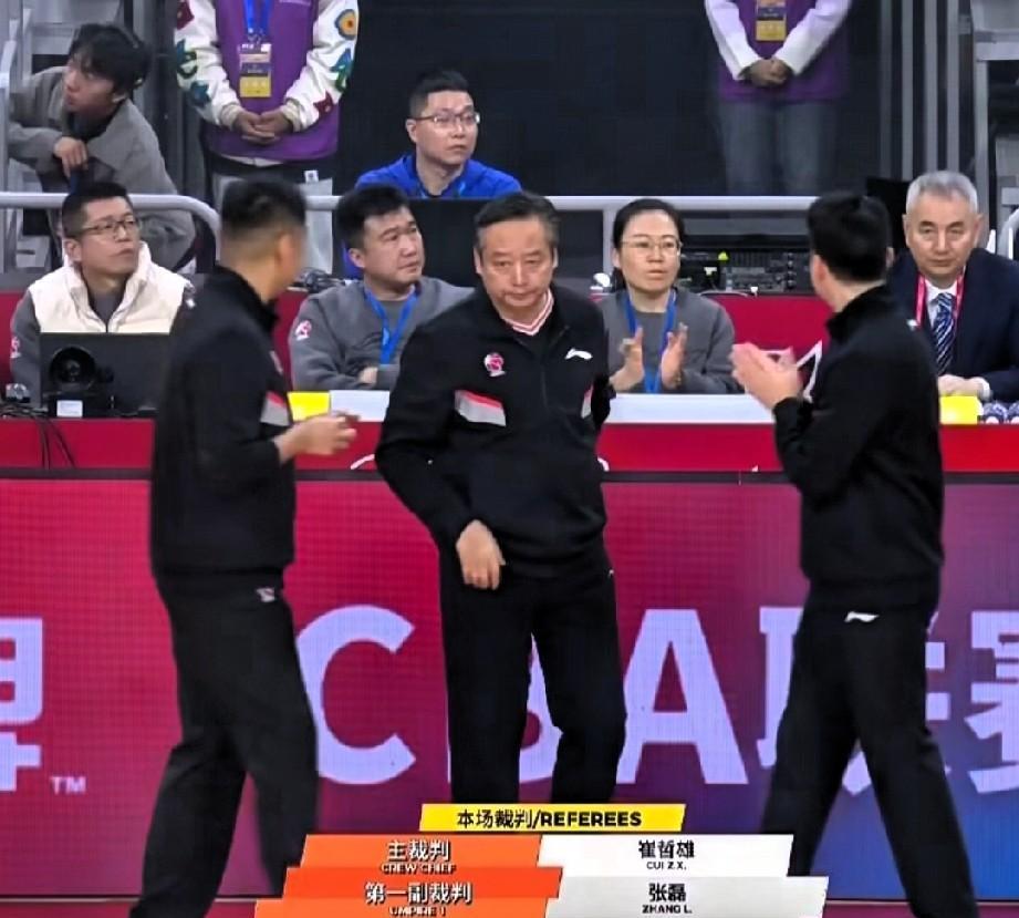 CBA金哨崔哲雄不愧是金哨，广东被约克最后绝杀，看的清清楚楚，根本没踩线，崔老师