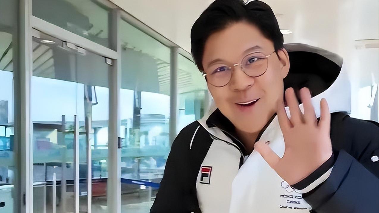 霍启刚罕见冲路人发火，直到看清女子的过分动作，网友夸其做得对