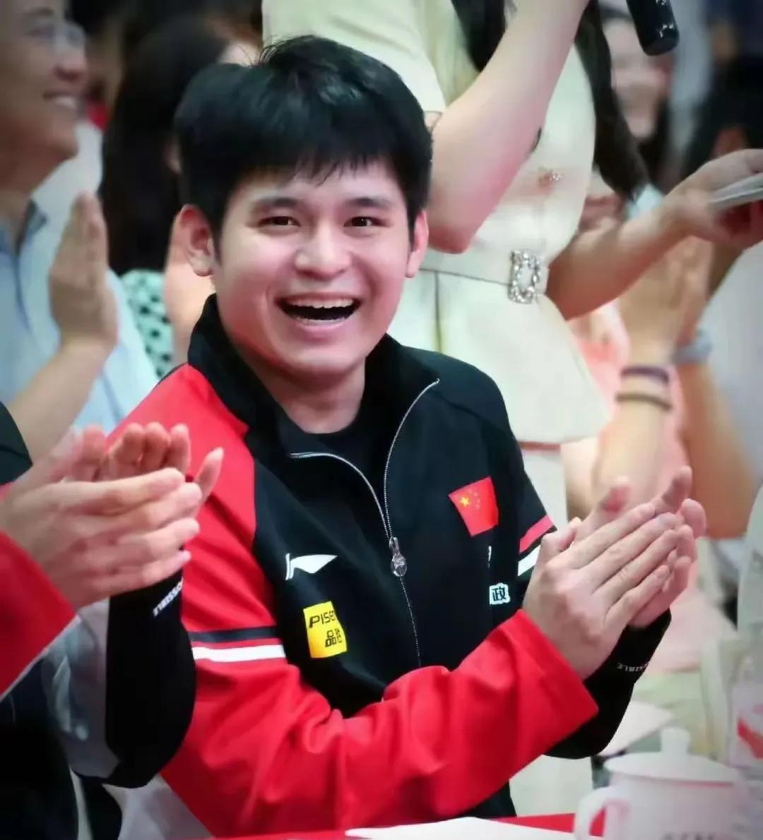 #你更喜欢赛场还是生活中的林诗栋？#
小石头，赛场赛下好不一样，都喜欢
赛场上，