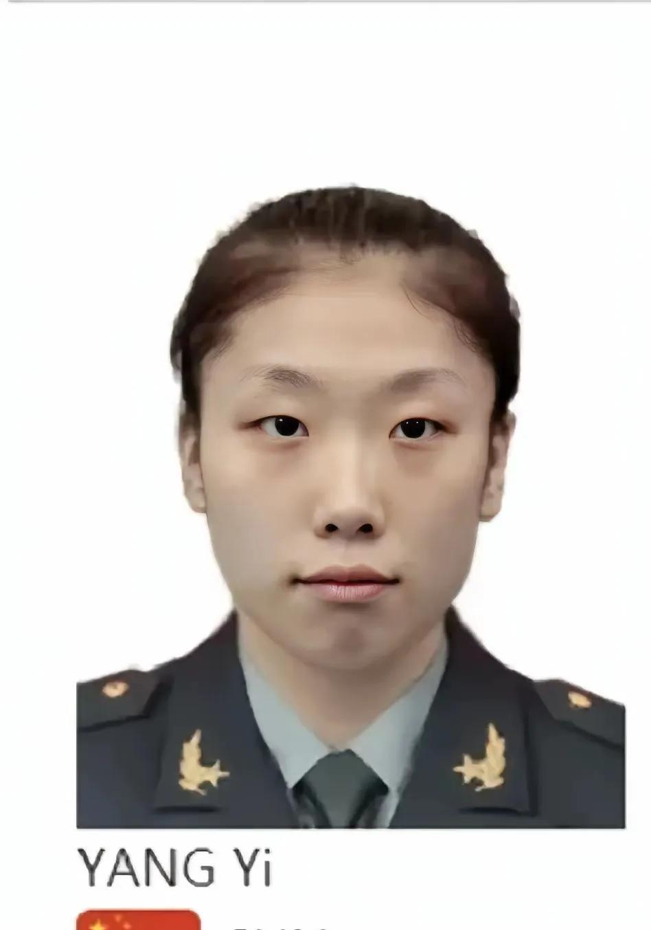 天津女排
俱乐部好几个军人昨天过节了！
教练员陈方、队员袁心玥、张世琦、李盈莹、