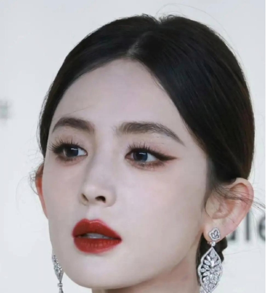 这条裙子怕是懂古力娜扎的身材！曲线全包住，连呼吸都变得小心翼翼！