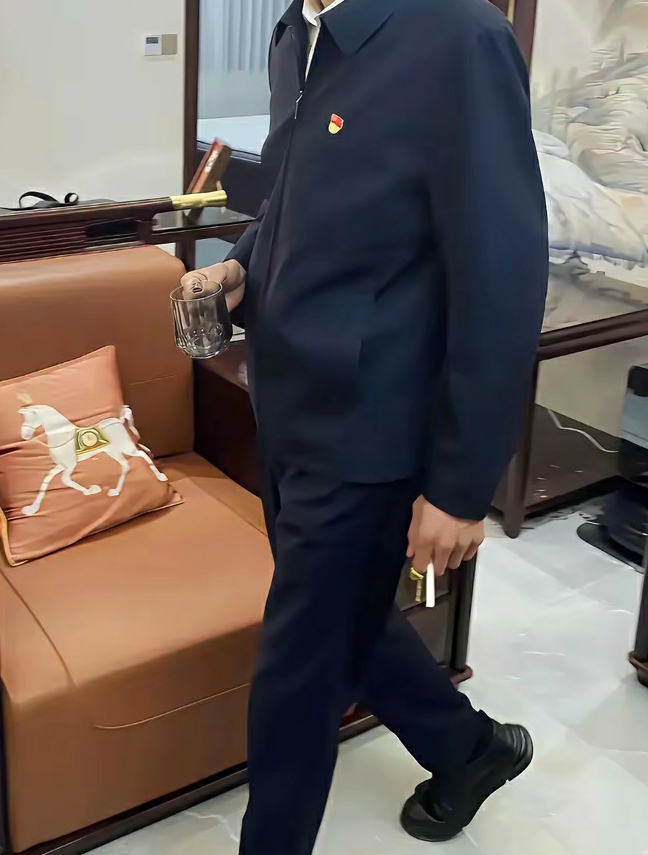 穿这身衣服的人，一般抽什么牌子的烟？