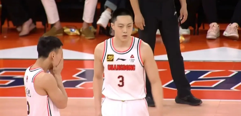 广东输球，这5人要被批评:

1，王少杰:上场14分钟，根本顶不住王哲林，关键是