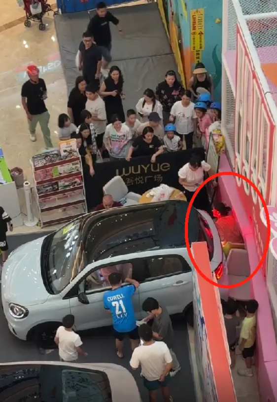 一商场客户试驾零跑展车时突然启动撞墙，多方回应
7月27日，江西南昌。高新吾悦广