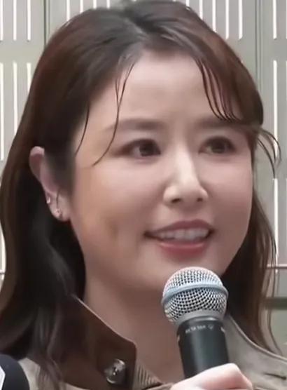 林心如现在好胖啊，差一点没认出来。
林心如现在成了真正的大妈了，已经没有了当初的