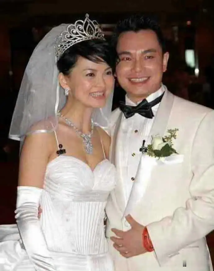 离婚19年，李湘最后的体面，不是前夫王岳伦给的，而是前前夫李厚霖给的。

李厚霖