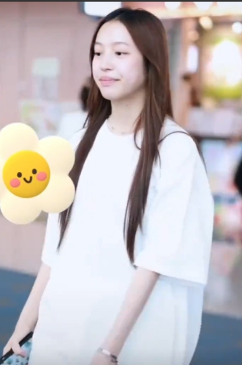 赵薇女儿回国了，这长相真随爹
15岁的小四月，跟着赵薇在机场被拍了。
个子窜得老