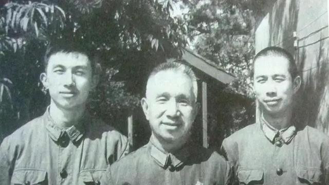 2018年，粟裕次子粟寒生病重，张灵甫儿子前往探望，一张罕见合影