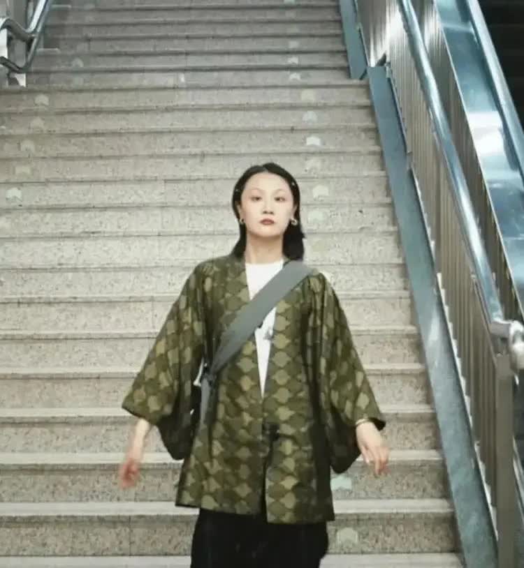 北京地铁勇敢发声的小姐姐首次回应，主要表达了5点：

1、我同样来自外地，并