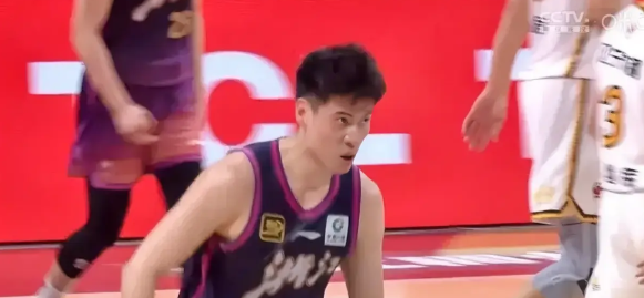 辽宁球迷这是怎么了？广东44分大胜辽宁的那个夜晚，辽宁自媒体都失眠了，然后把希望