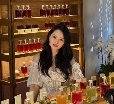 伊能静的生图里，皮肤状态是真的好，透亮有光泽，完全看不出太多岁月的痕迹。大家说她