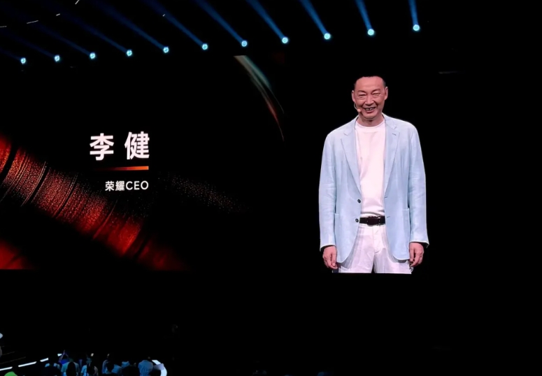 看着荣耀新上任的CEO，这面相看着感觉有点凶啊！不过发布会上还是很友善，估计平时