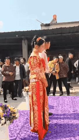 新婚大喜的日子，新娘连演都不愿意演一下，可想而知这婚后的日子，还能过得幸福吗？