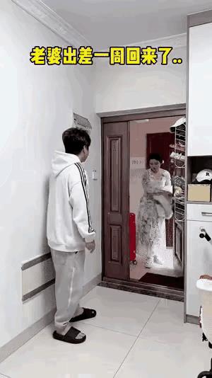 小别胜新婚。
妻子出差归来后，赶忙去拥抱丈夫亲昵。有道是，小别胜新婚嘛，她没注意