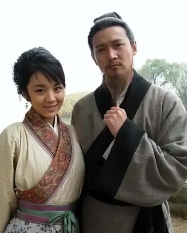 1074年，40岁的苏轼畅游西湖，邂逅了一名年仅12岁的歌妓，惊艳之下，把她买了