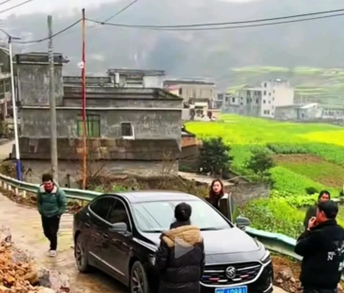 清明将至，开车回老家，山路十八弯的途中，突然遇到堵车，走上前去一看，一个大坡上，