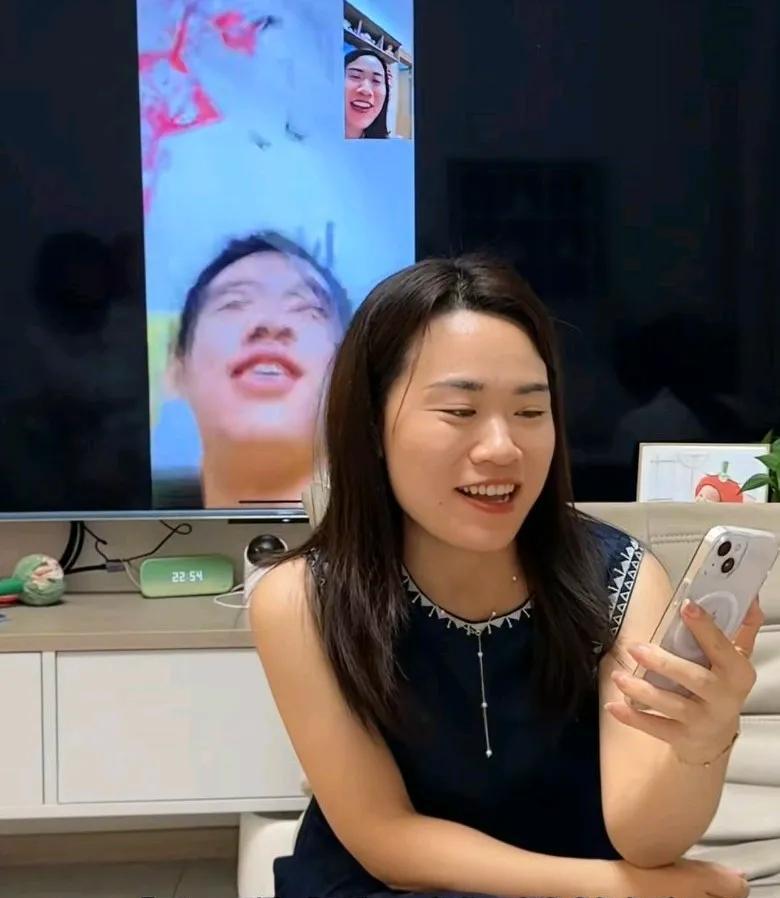 玉米粒在北京，今天的视频把我看哭了，我突然觉得生那么多孩子的母亲真是伟大，手心、