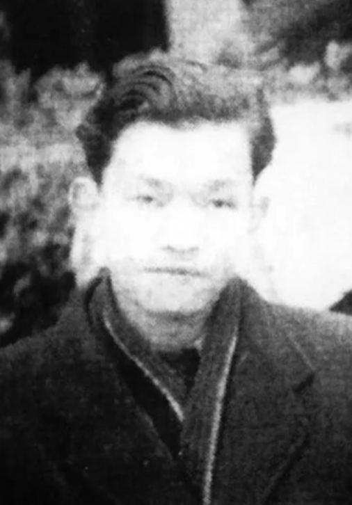 1949年，重庆解放后，军统少将在大街上遇到了一个地下党员，连忙冲上去紧紧抓住对